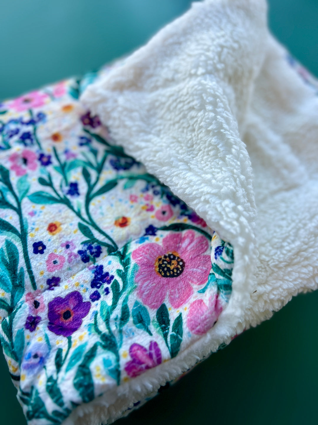 Manta acurrucada de pata de gallo rosa