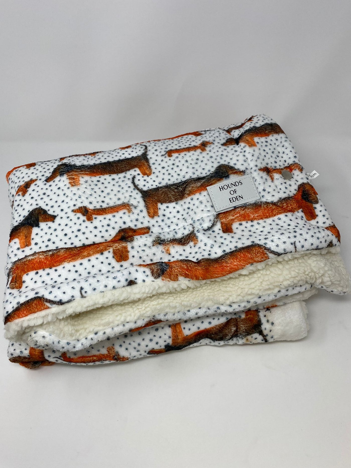 Outlet - SIZZLIN' SAUSAGES DOG SNUGGLE BLANKET - 0006