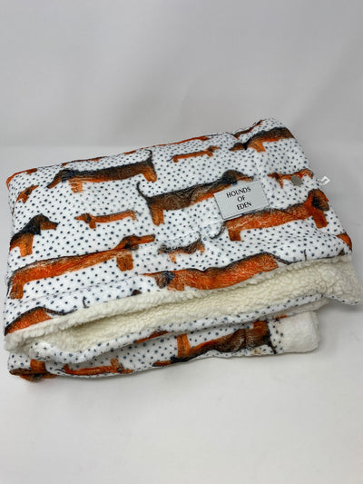 Outlet - SIZZLIN' SAUSAGES DOG SNUGGLE BLANKET - 0006